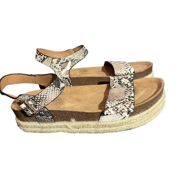 Qupid Women's Ankle Strap Snakeskin Pattern Flat Sole Sandals Size 10 - Picture 5 of 8